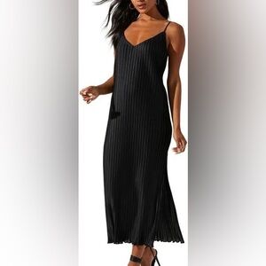 ASTR the label pleated v neck midi dress